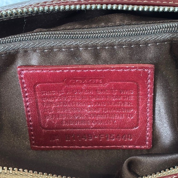 Coach Ashley Signature bag 
1 call out discoloration back of shoulder strap - Picture 7 of 11